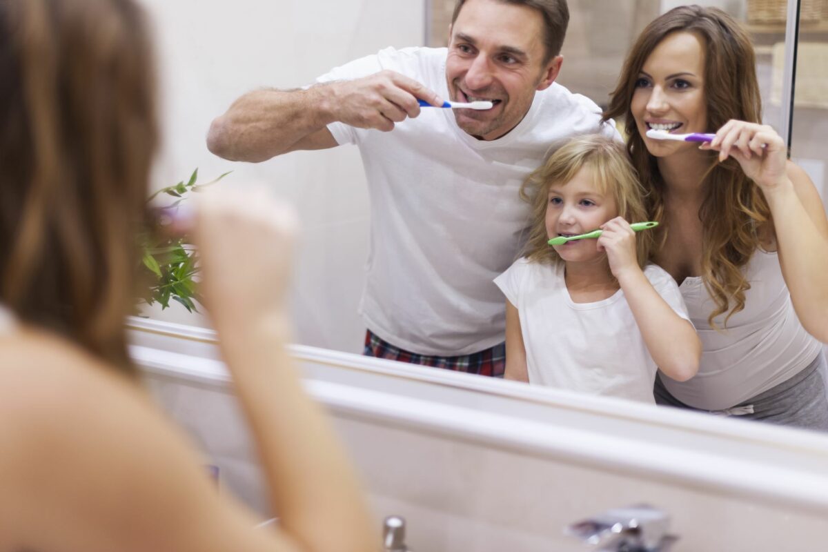 Dentistas-en-Priego-de-Cordoba-La-importancia-de-la-higiene-bucal-en-la-prevencion-de-enfermedades-1200x800.jpg